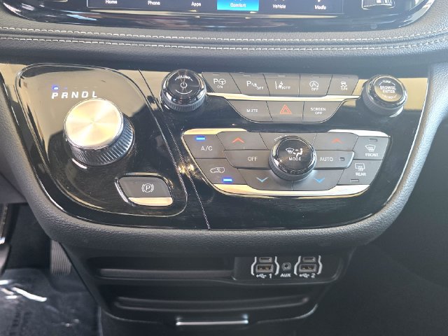 Certified 2025 Chrysler Pacifica Select AWD/4WD image 15