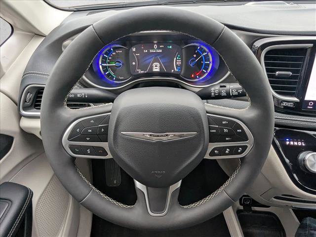 Used 2024 Chrysler Pacifica Select image 13