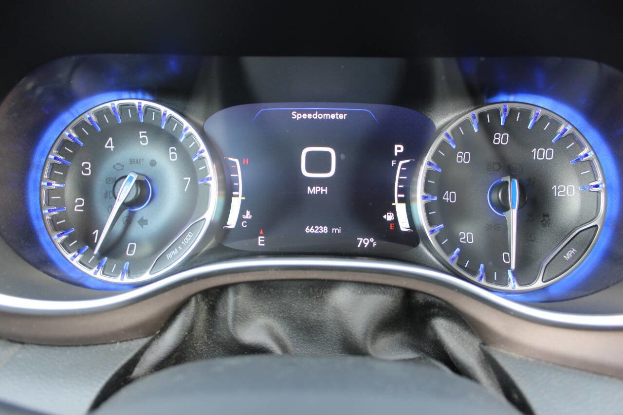 Used 2018 Chrysler Pacifica Touring-L Plus image 31