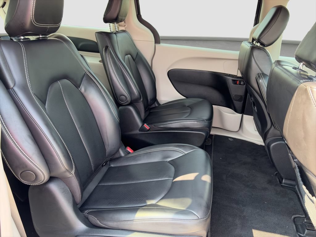 Used 2023 Chrysler Pacifica Touring-L FWD image 18