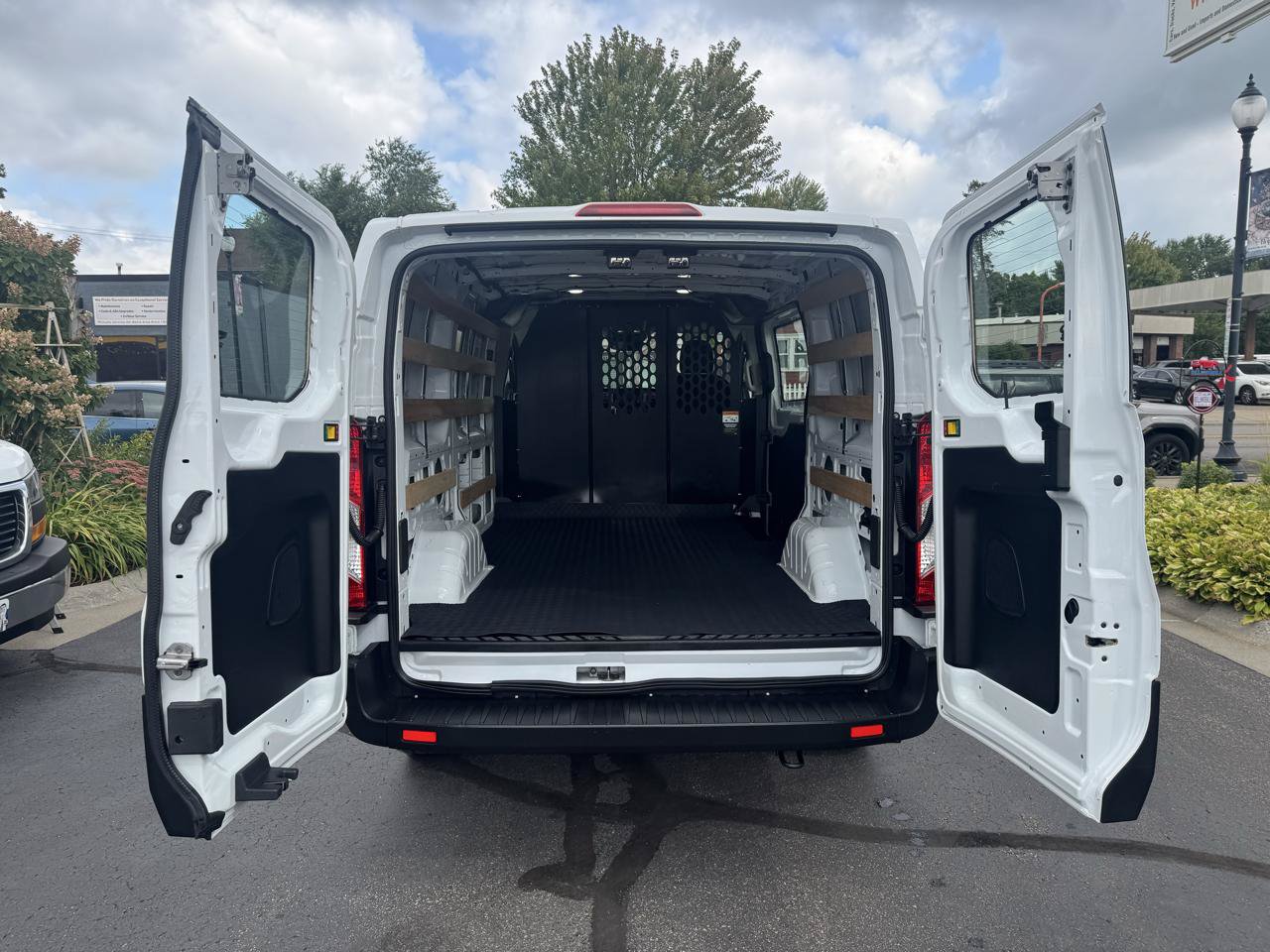 Used 2025 Ford Transit 250 Low Roof w/ Exterior Upgrade Package RWD image 9