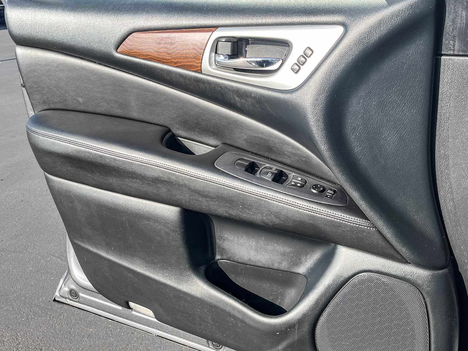 Used 2019 Nissan Pathfinder Platinum w/ Cargo Package image 17