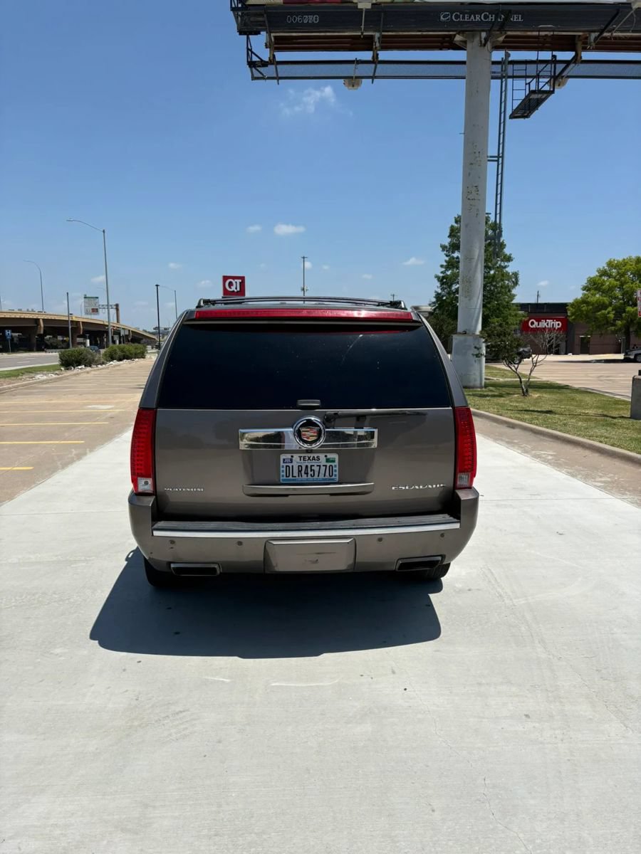 Used 2014 Cadillac Escalade Platinum RWD image 3