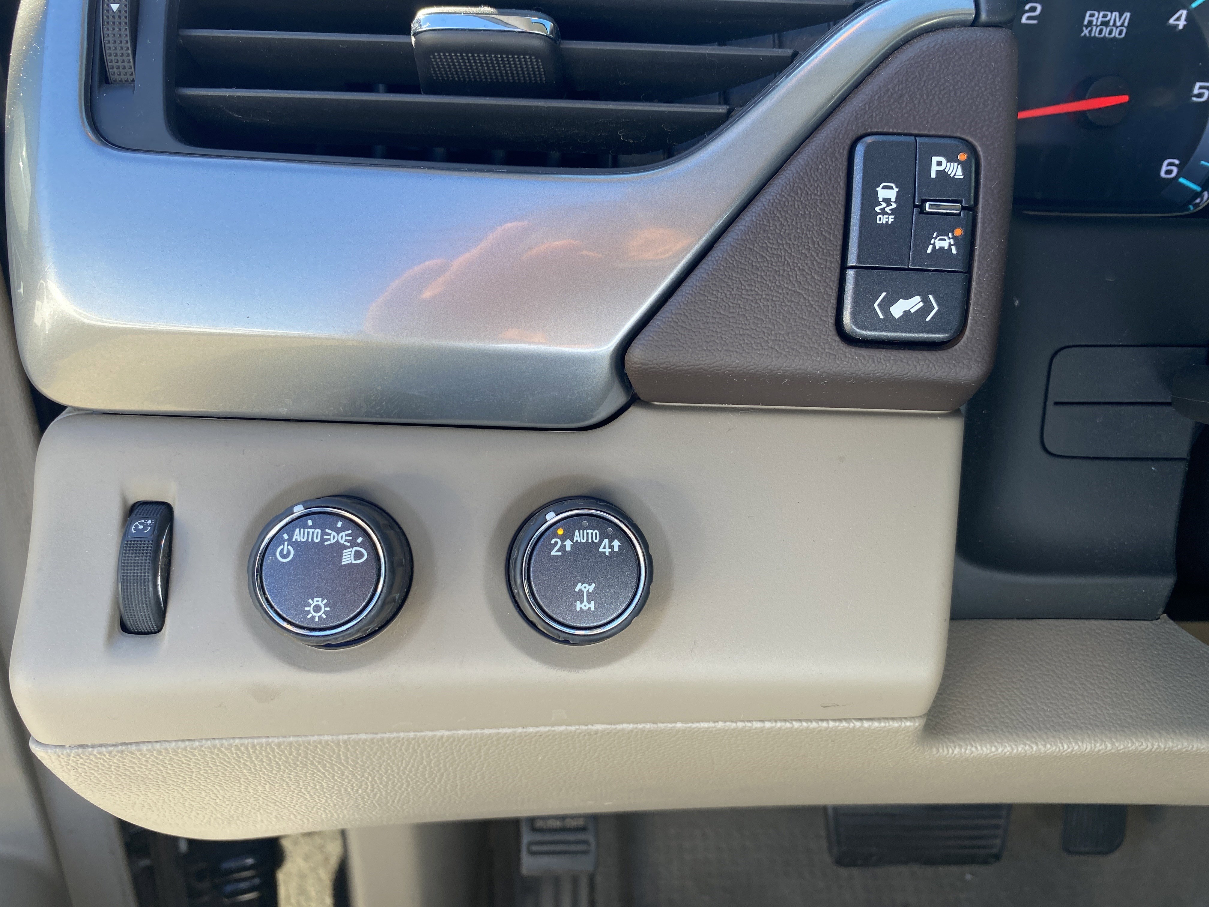 Used 2023 Chevrolet Suburban Premier image 9