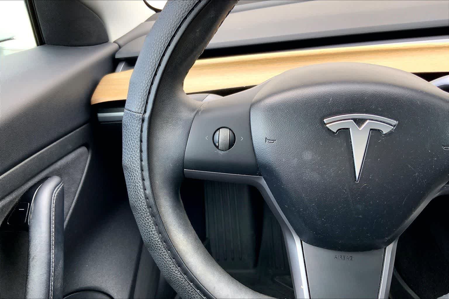 Used 2020 Tesla Model 3 Standard Range Plus image 24