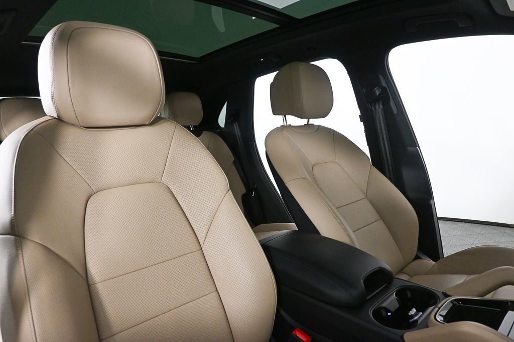 Used 2025 Porsche Cayenne AWD/4WD image 19