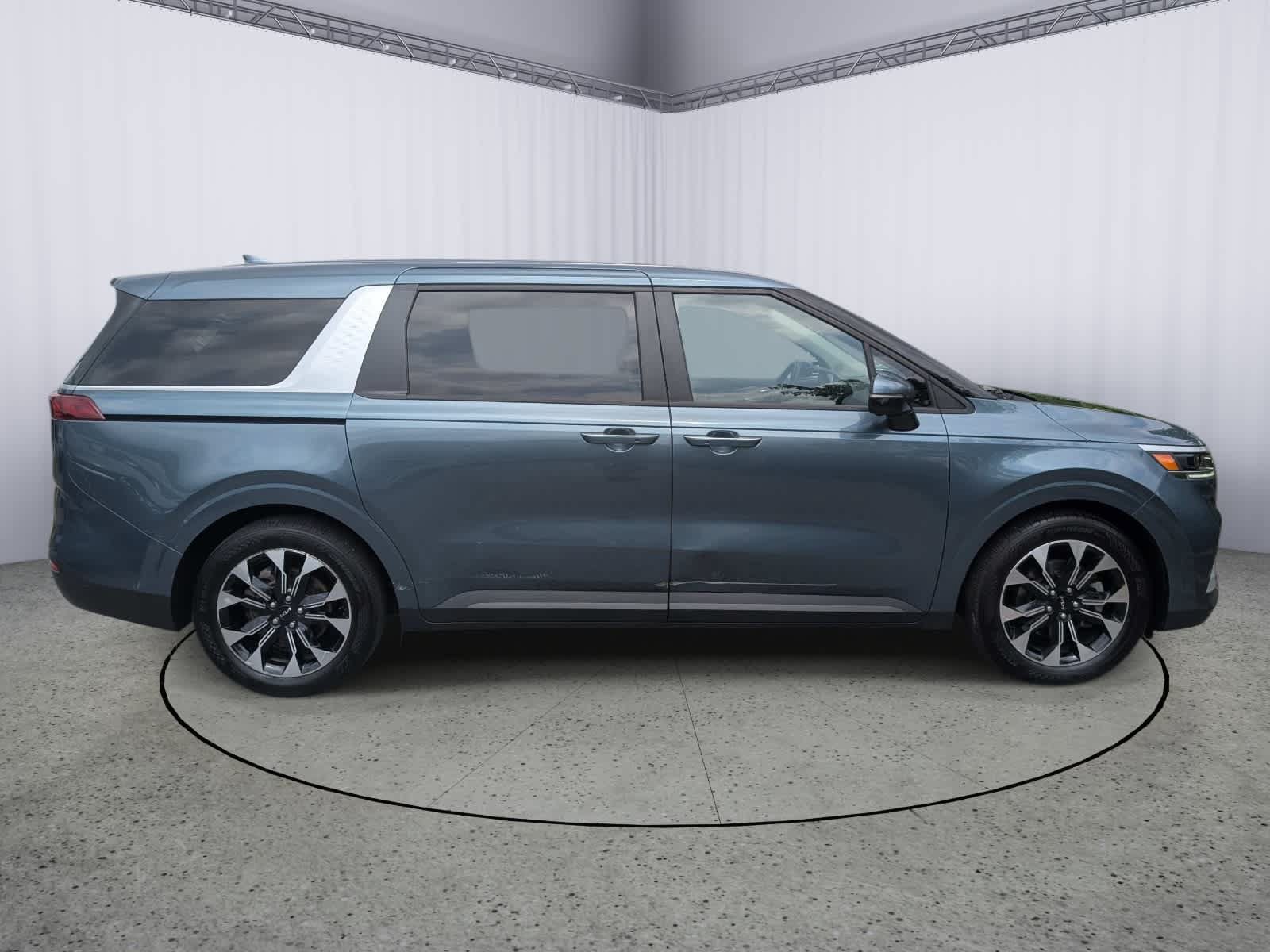 Used 2024 Kia Carnival EX FWD image 2