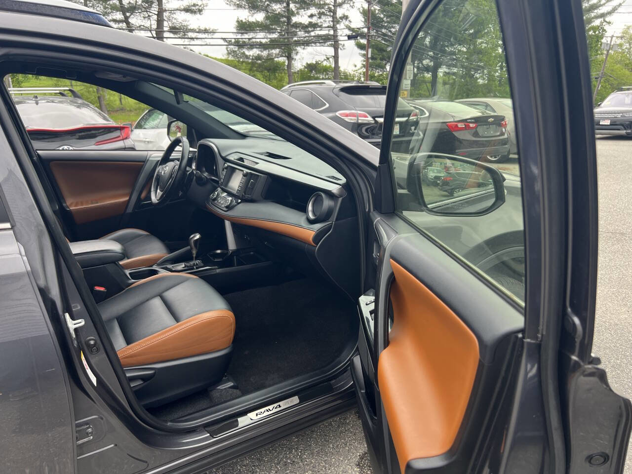 Used 2017 Toyota RAV4 SE image 15