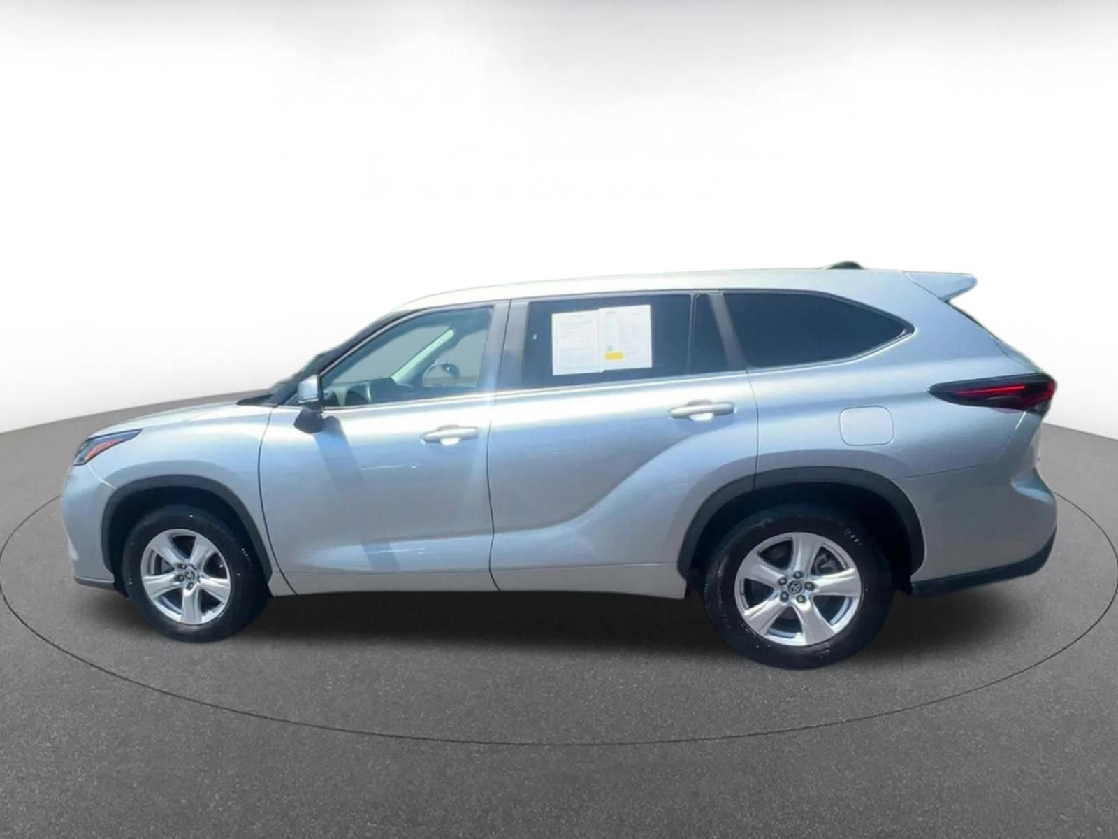 Used 2025 Toyota Highlander LE FWD image 9