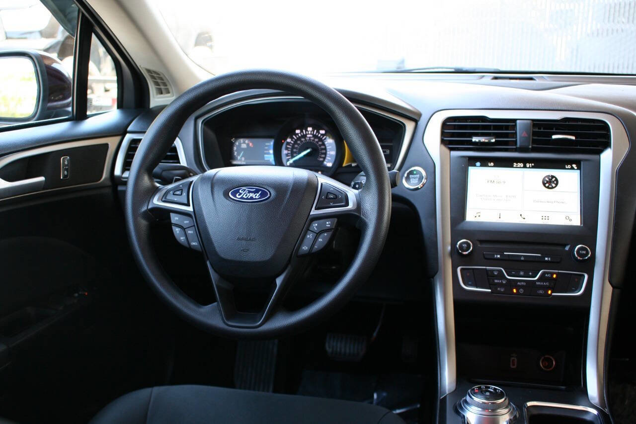 Used 2018 Ford Fusion SE w/ Fusion SE Technology Package FWD image 15