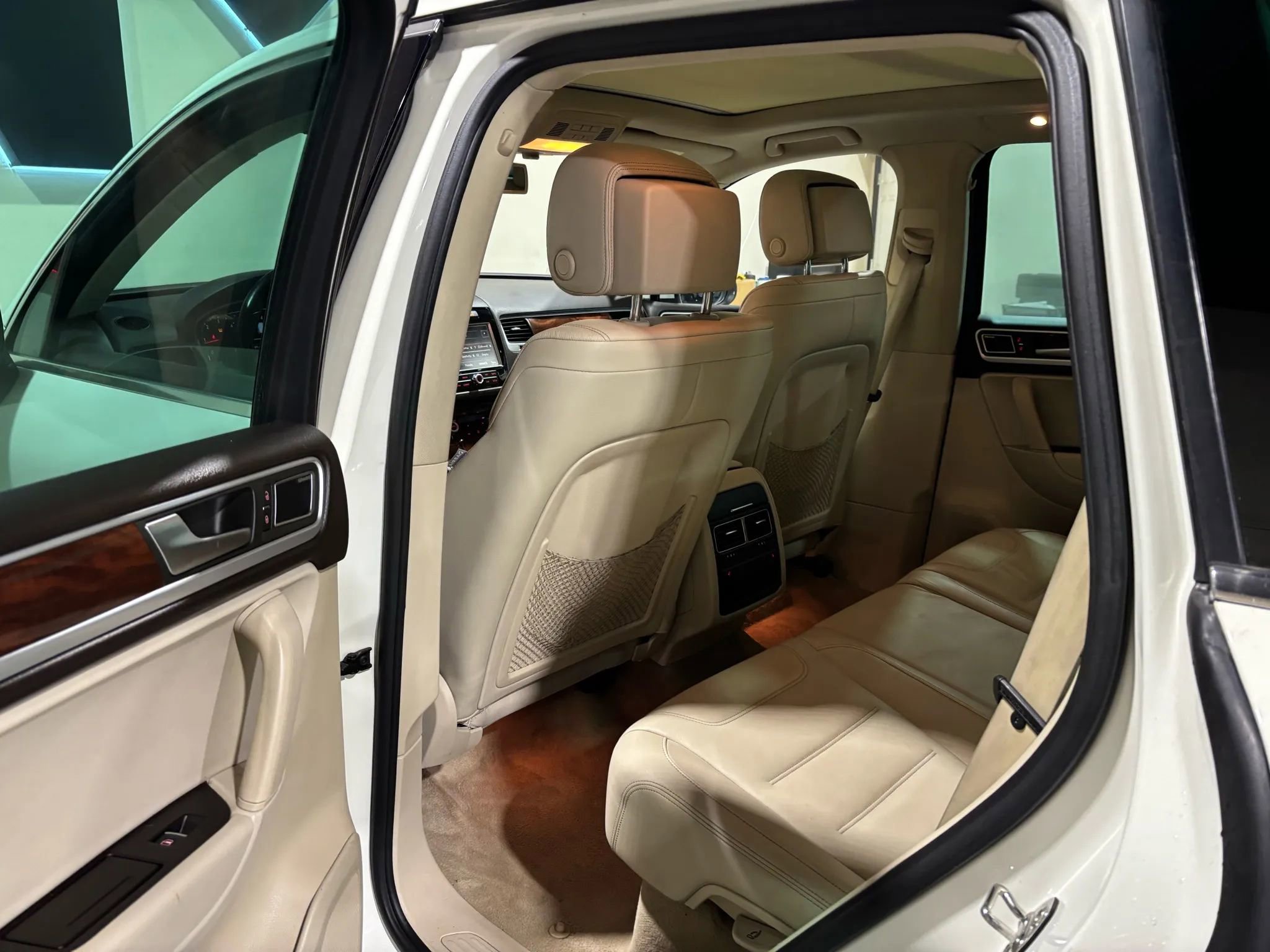 Used 2011 Volkswagen Touareg Executive image 11