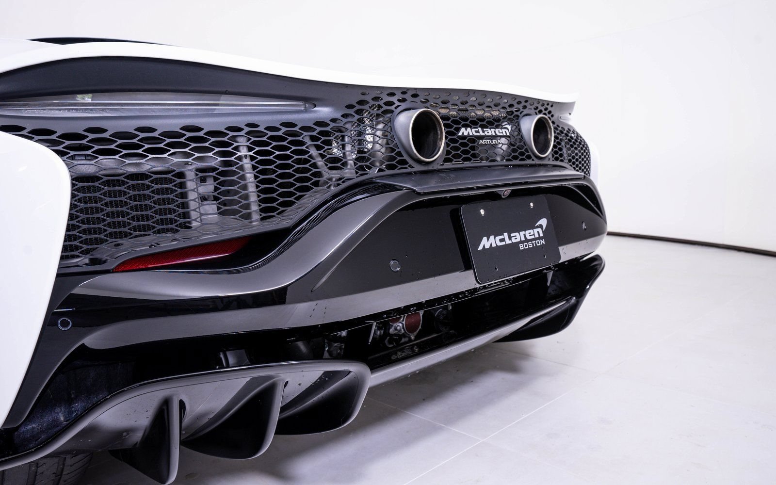 Used 2023 McLaren Artura RWD image 11