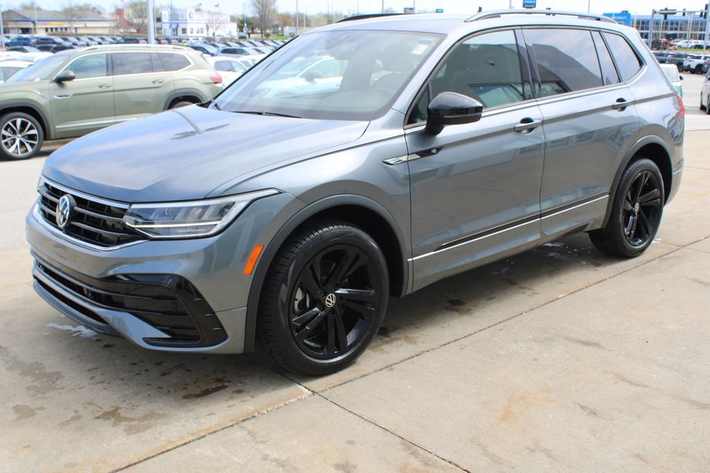 Certified 2024 Volkswagen Tiguan SE R-Line FWD image 3