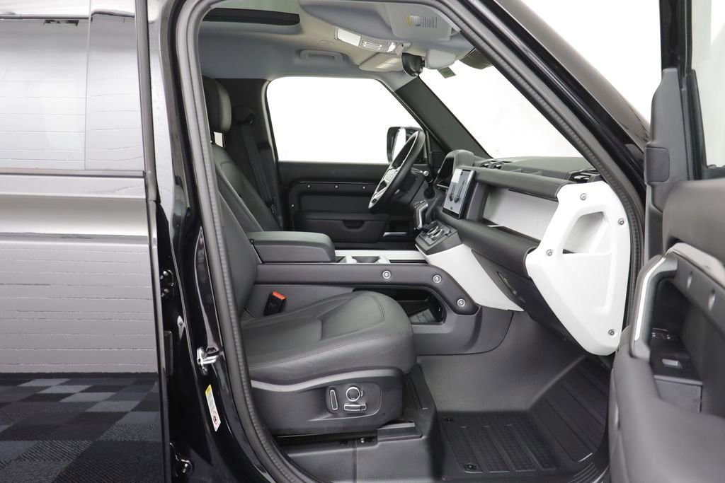 Used 2025 Land Rover Defender 130 S image 20