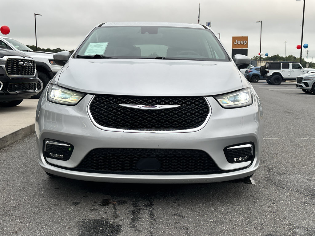 Used 2023 Chrysler Pacifica Touring-L FWD image 2