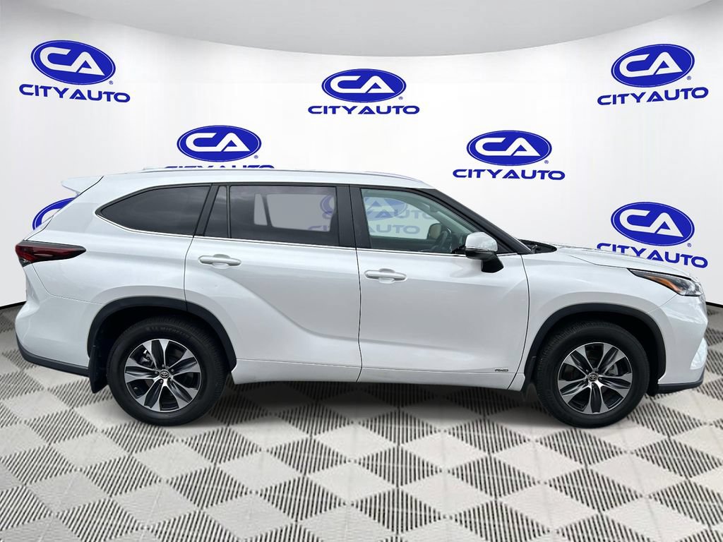 Used 2024 Toyota Highlander XLE AWD/4WD image 2