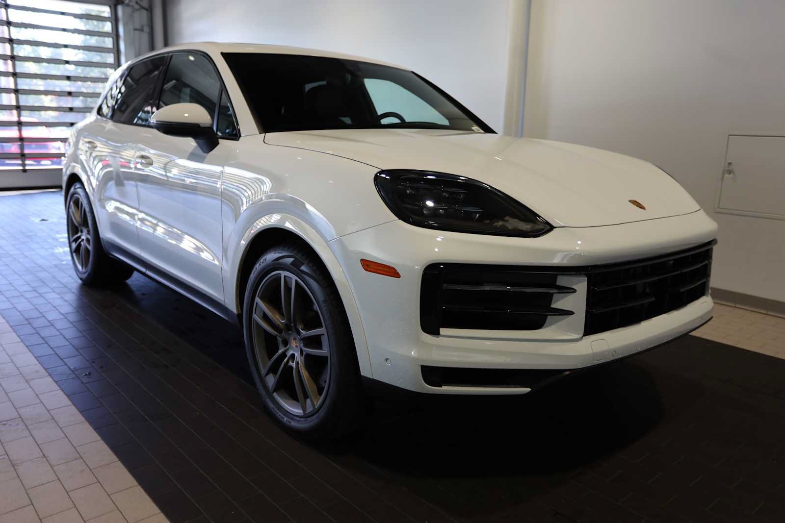 Used 2025 Porsche Cayenne AWD/4WD image 9