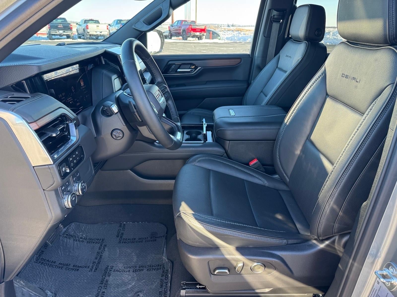 Used 2025 GMC Yukon XL Denali AWD/4WD image 5