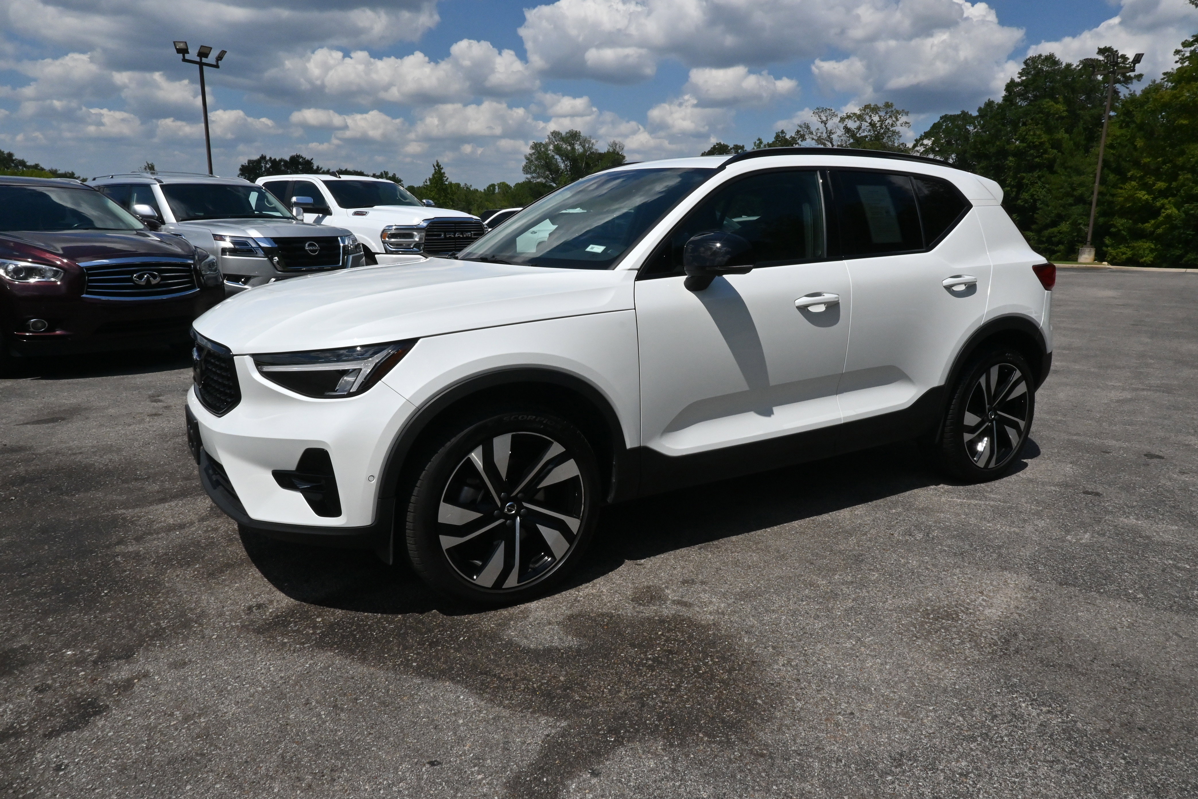 Used 2025 Volvo XC40 B5 Plus image 5