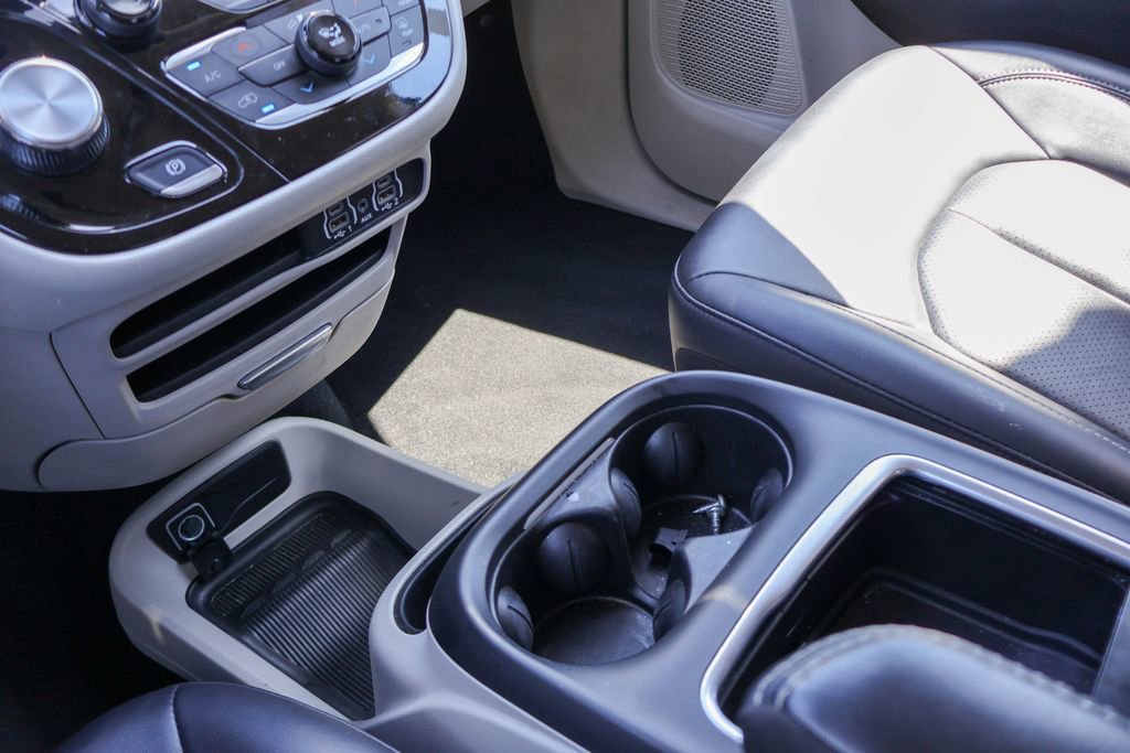 Used 2024 Chrysler Pacifica Touring-L image 17