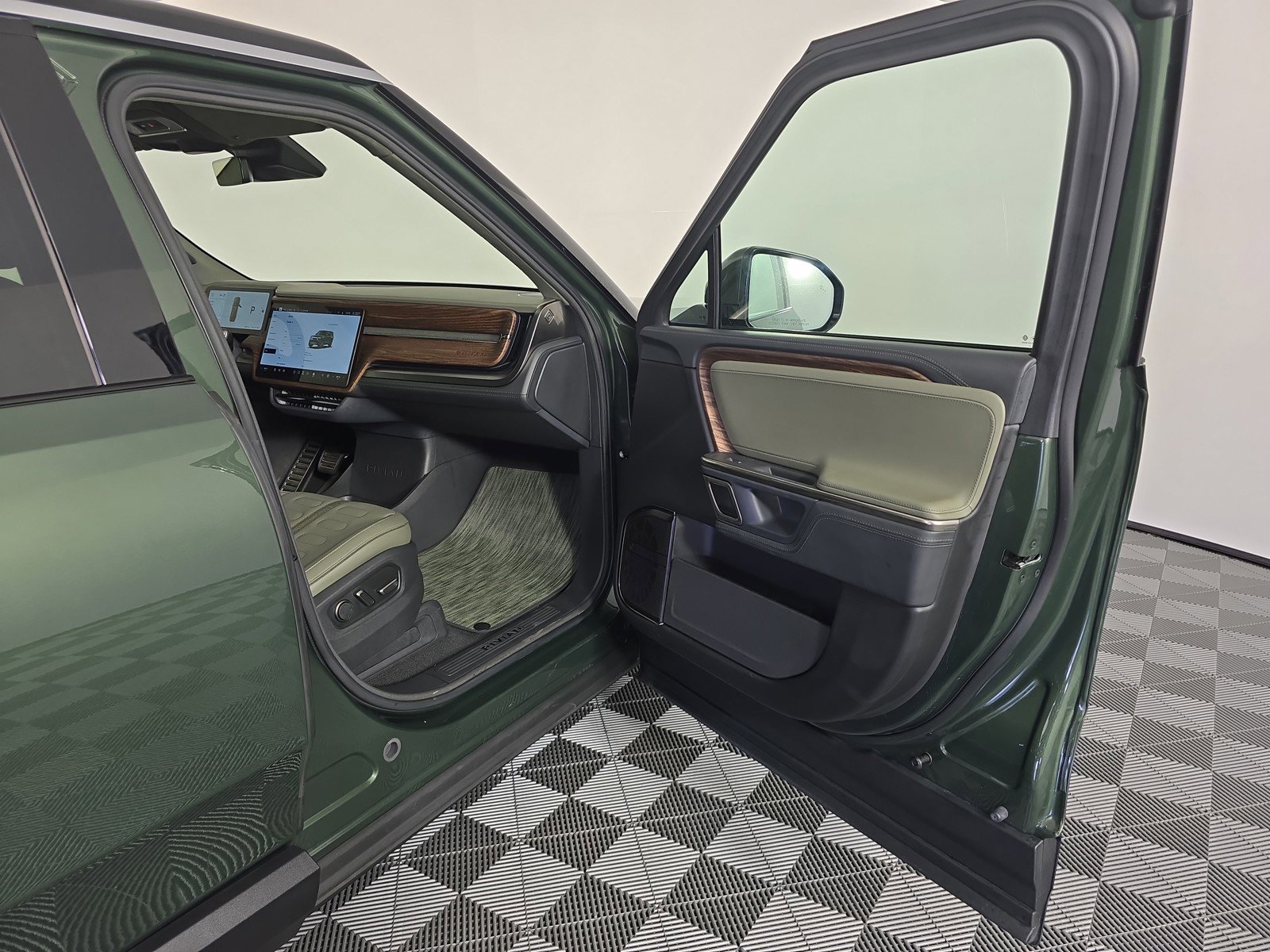 Used 2024 Rivian R1S Adventure AWD/4WD image 18