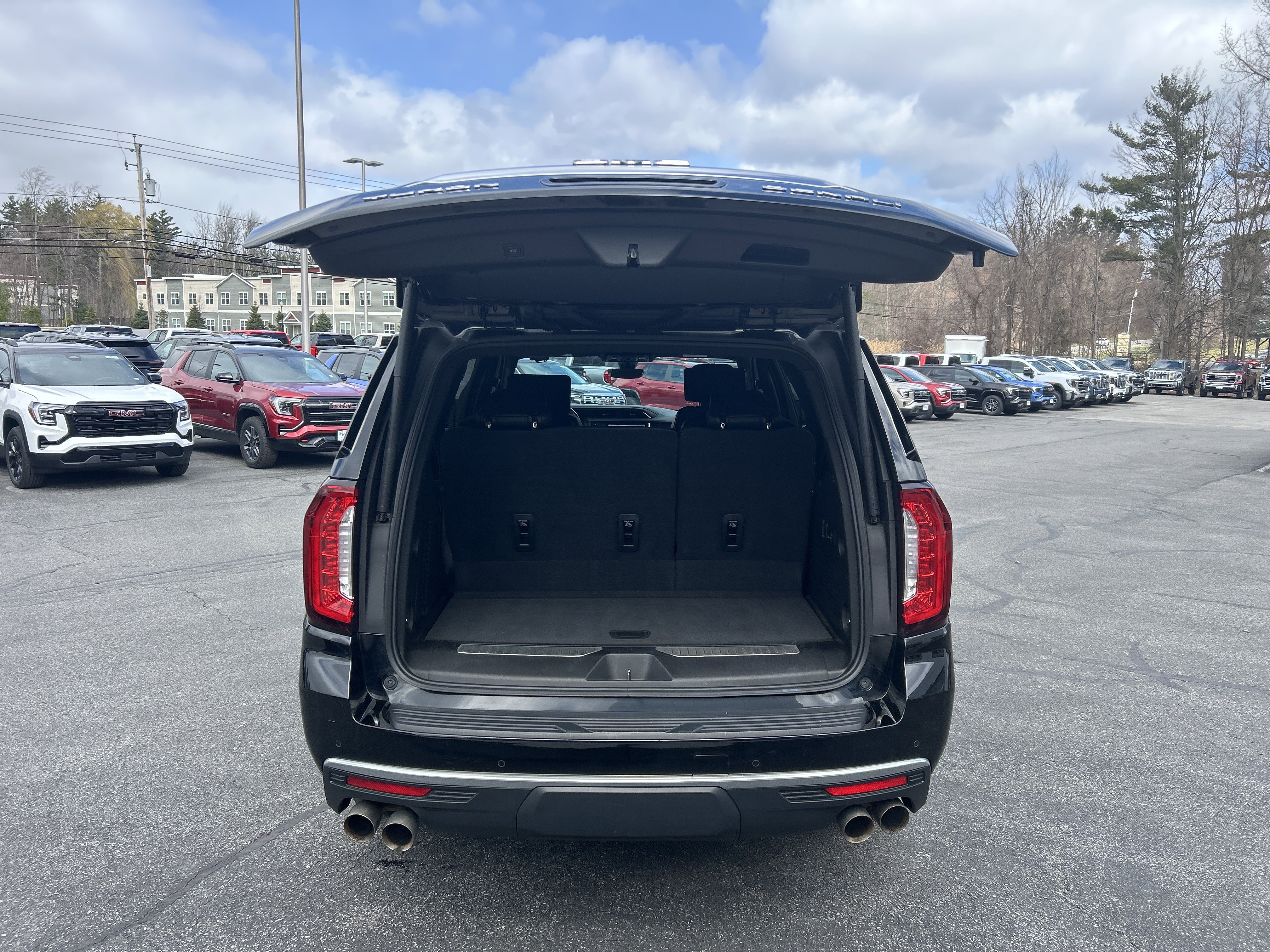 Used 2021 GMC Yukon Denali w/ Denali Premium Package image 10
