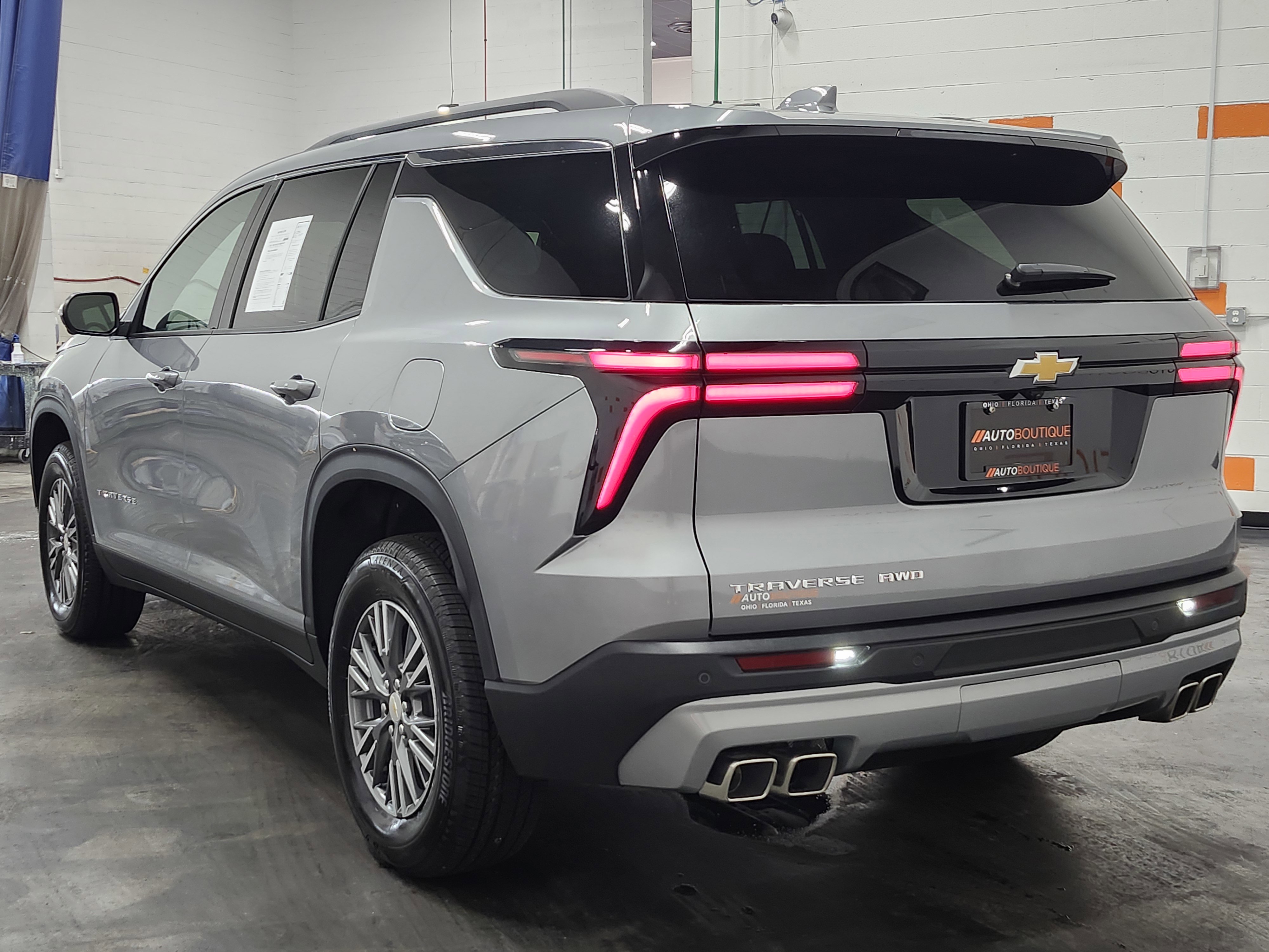 Used 2025 Chevrolet Traverse LT w/ Driver Confidence Package image 8