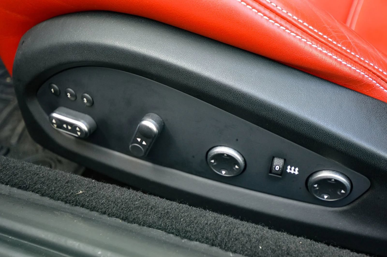 Used 2015 Ferrari California T RWD image 35