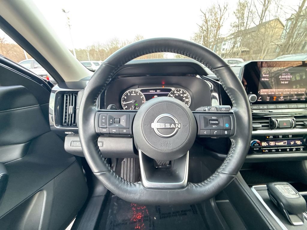 Used 2023 Nissan Pathfinder SV image 11