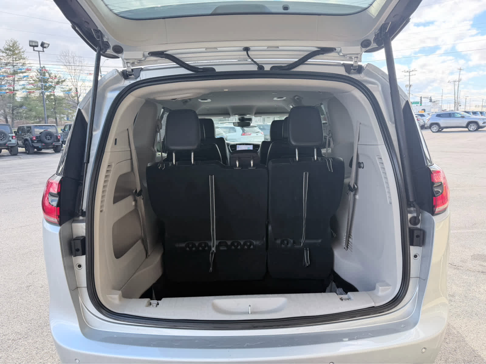 Used 2023 Chrysler Pacifica Touring-L image 11