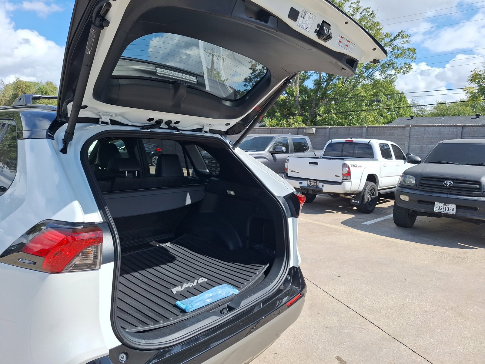 Used 2025 Toyota RAV4 XSE w/ Advanced Technology Package AWD/4WD image 37
