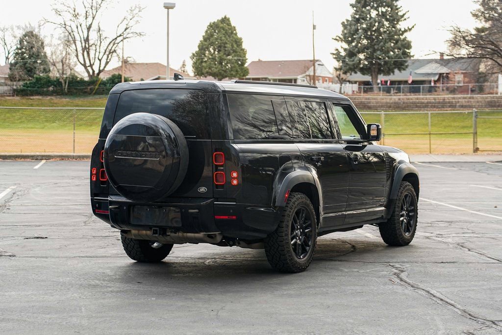 Used 2023 Land Rover Defender 130 X-Dynamic SE image 5