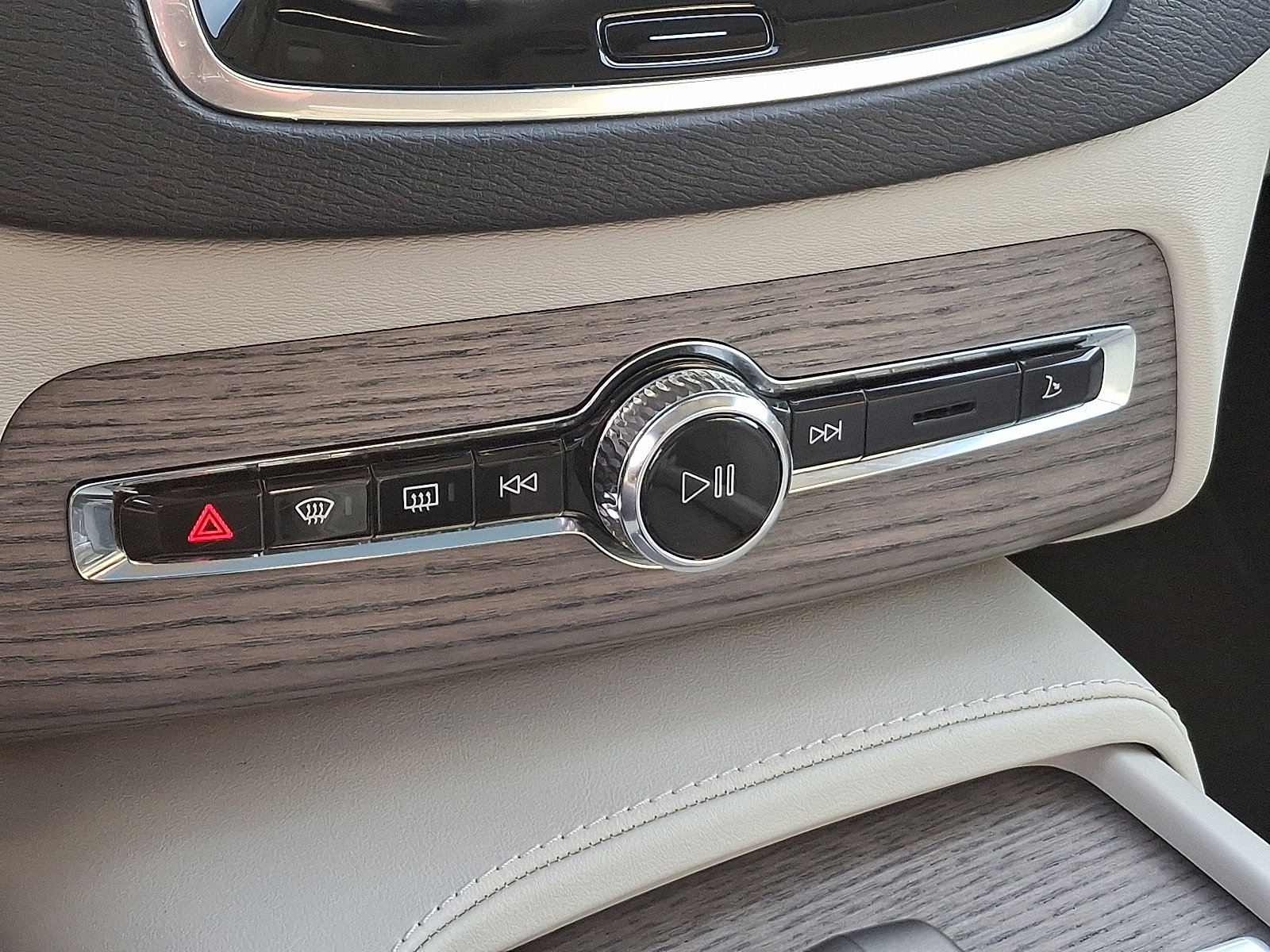 Certified 2024 Volvo XC90 B6 Plus image 17