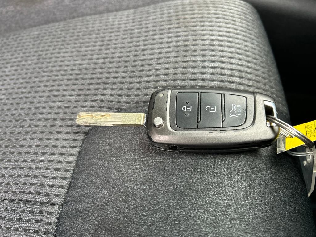 Used 2020 Hyundai Santa Fe SE w/ Cargo Package image 28