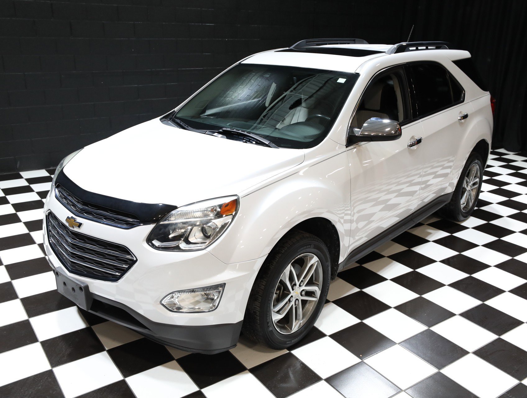 Used 2017 Chevrolet Equinox Premier w/ Enhanced Convenience Package FWD image 5