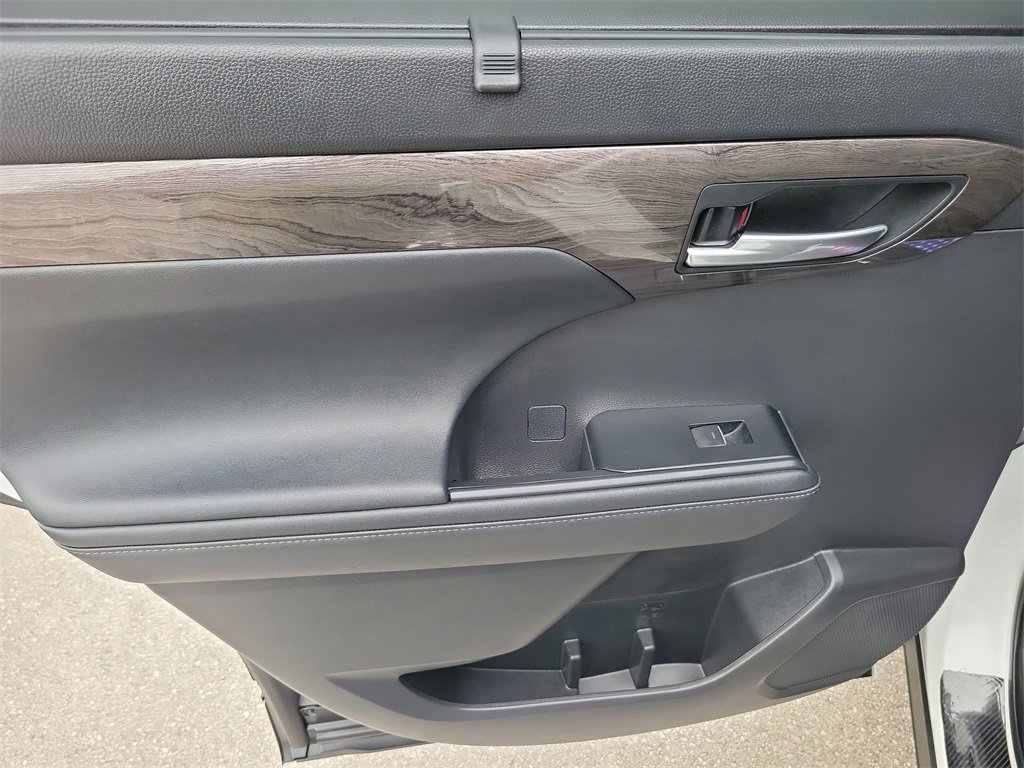 Used 2023 Toyota Highlander Limited image 11