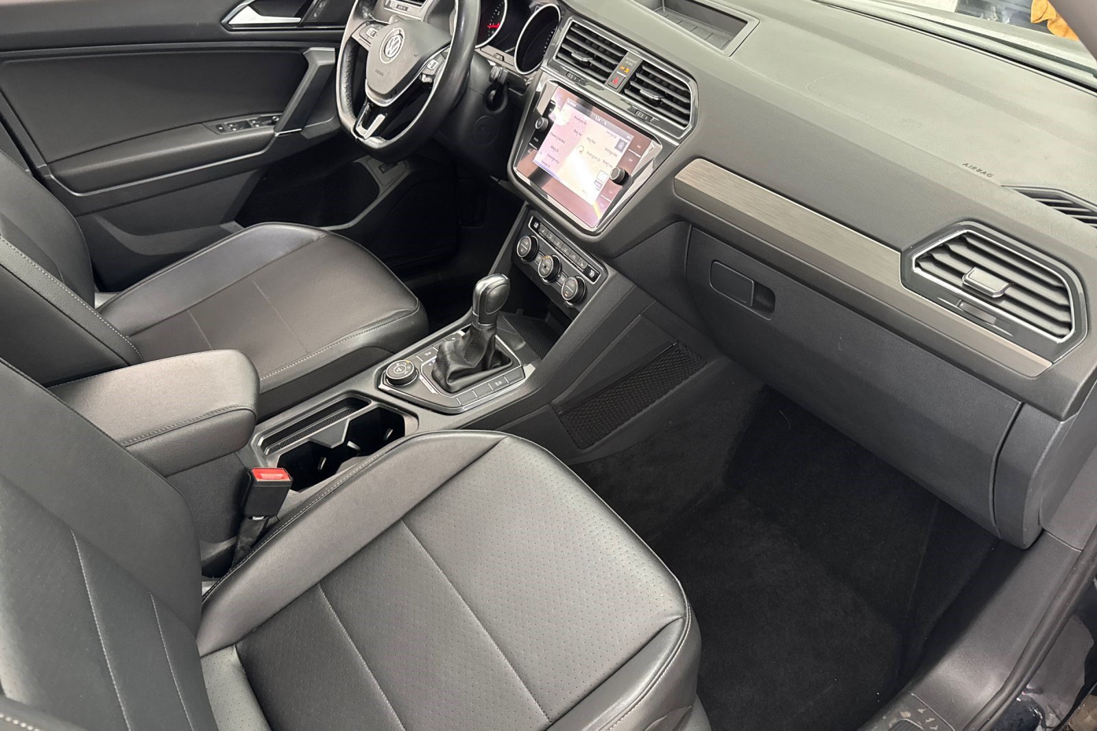 Used 2018 Volkswagen Tiguan SEL AWD/4WD image 34