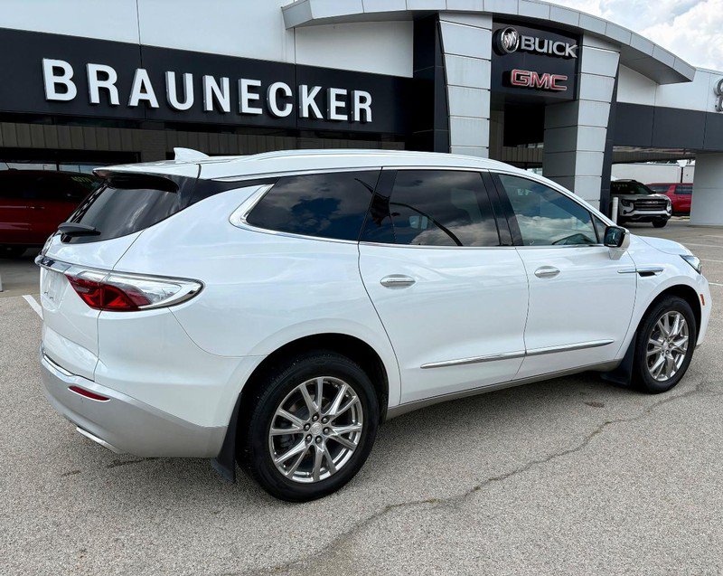 Used 2022 Buick Enclave Essence w/ Experience Buick Package FWD image 3
