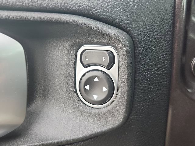 Used 2025 Jeep Wrangler Unlimited Sahara AWD/4WD image 17