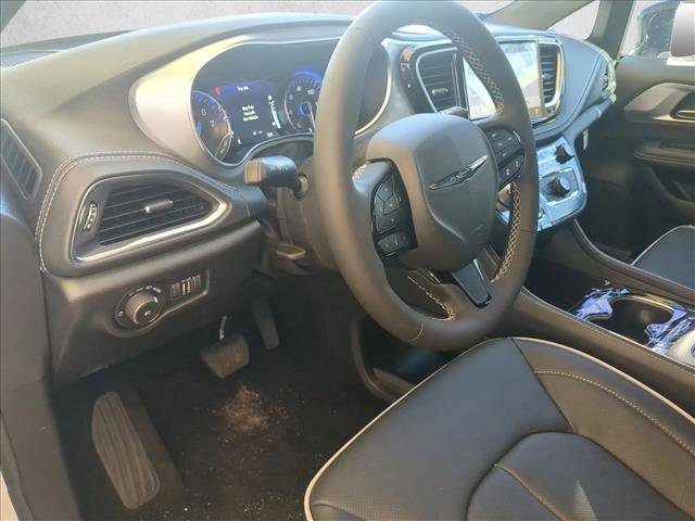 New 2026 Chrysler Pacifica Limited w/ S Appearance Package image 3
