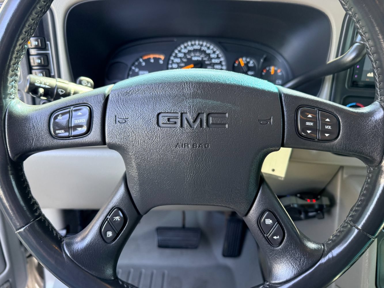 Used 2004 GMC Sierra 2500 SLT w/ Heavy-Duty Power Package AWD/4WD image 13