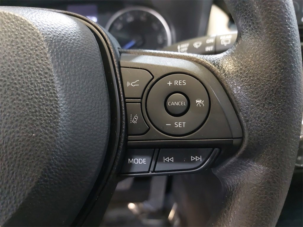 Used 2022 Toyota RAV4 LE image 17