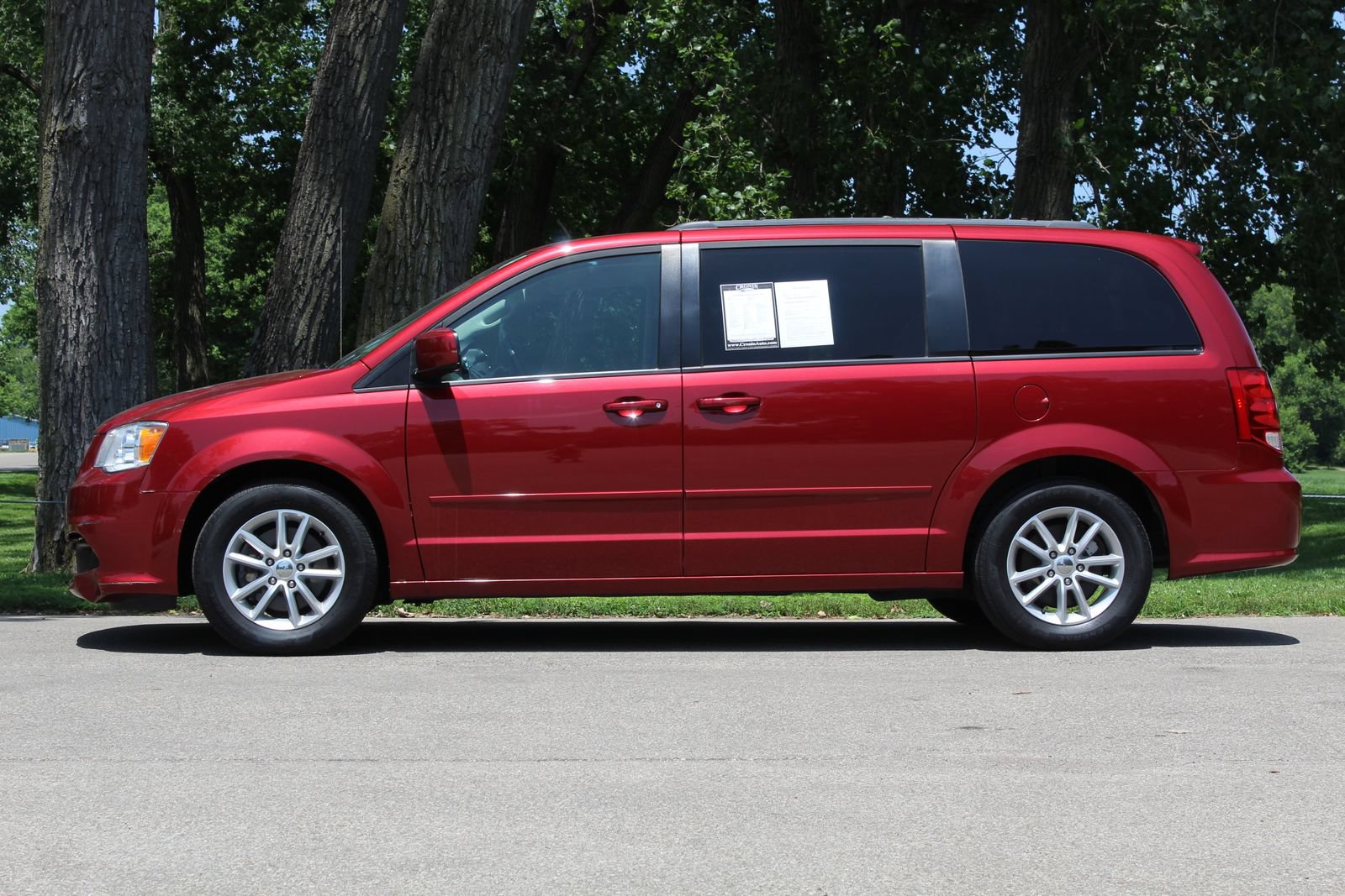 Used 2016 Dodge Grand Caravan SXT w/ UConnect Hands-Free Group FWD image 4