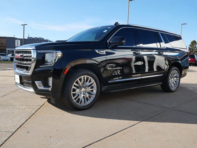 Used 2023 GMC Yukon XL SLT w/ SLT Premium Package image 3