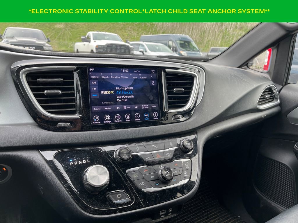 Used 2018 Chrysler Pacifica Touring-L w/ Premium Audio Group image 12