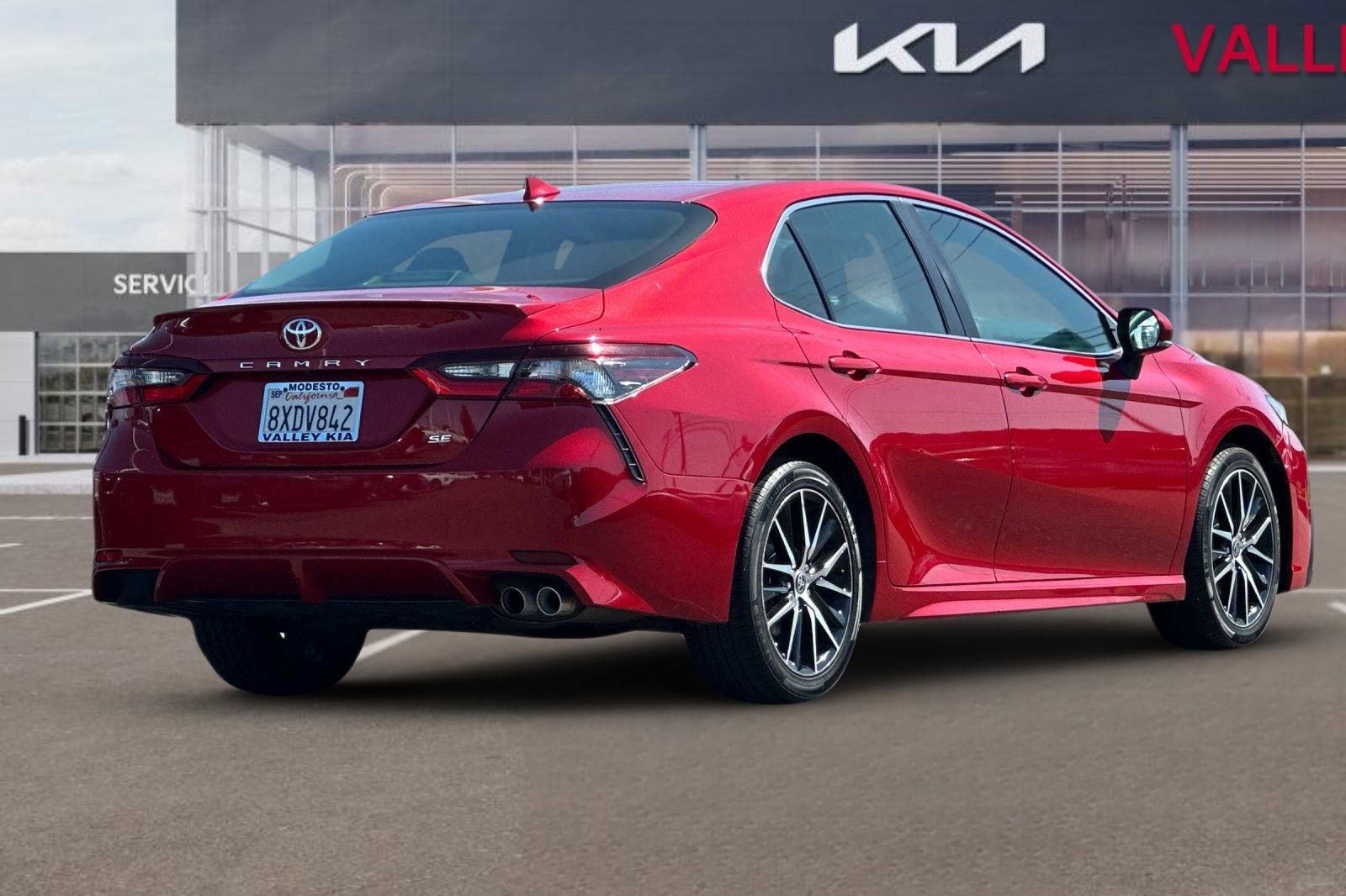 Used 2022 Toyota Camry SE FWD image 4