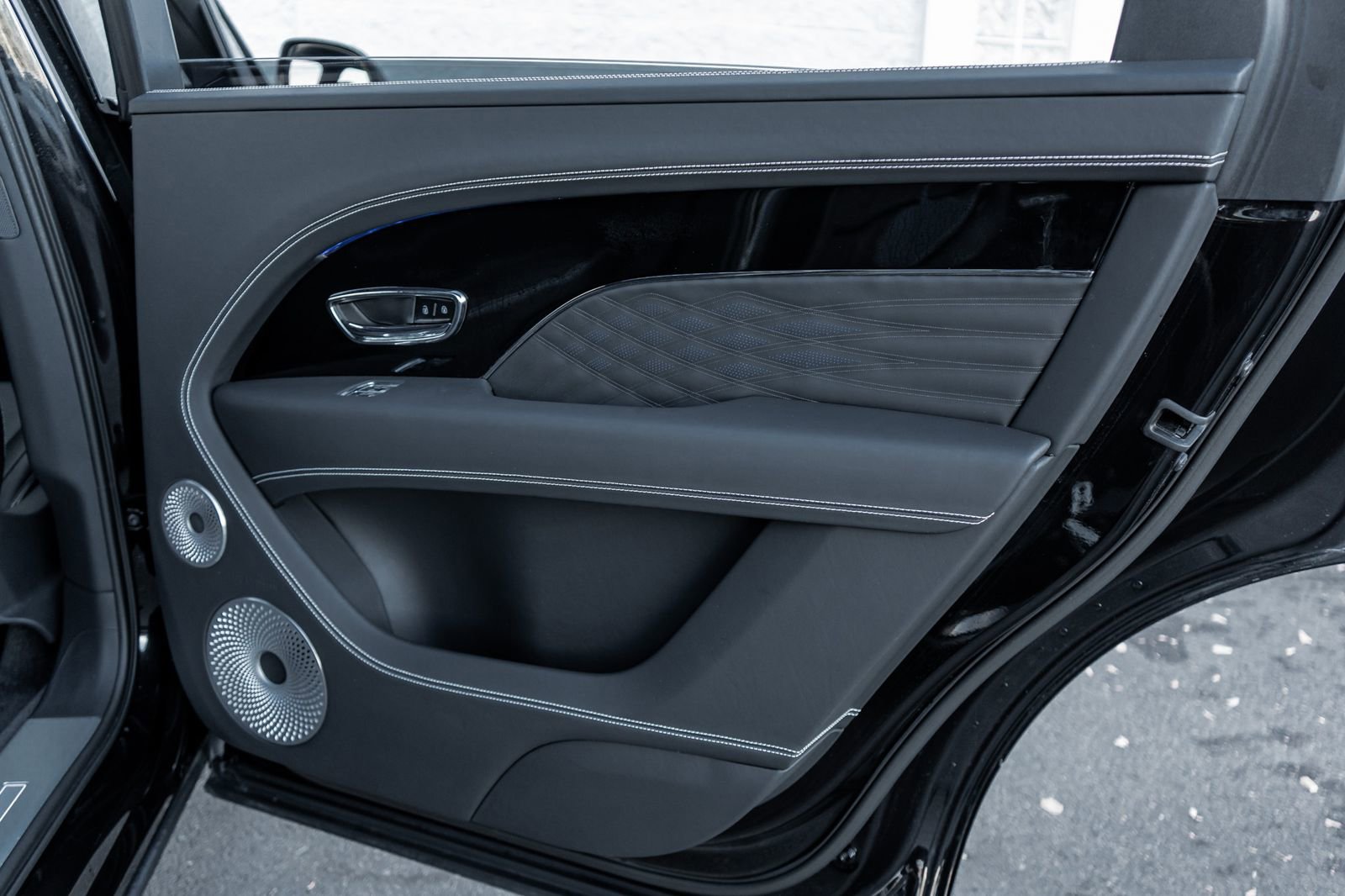 Used 2024 Bentley Bentayga Extended Wheelbase image 35