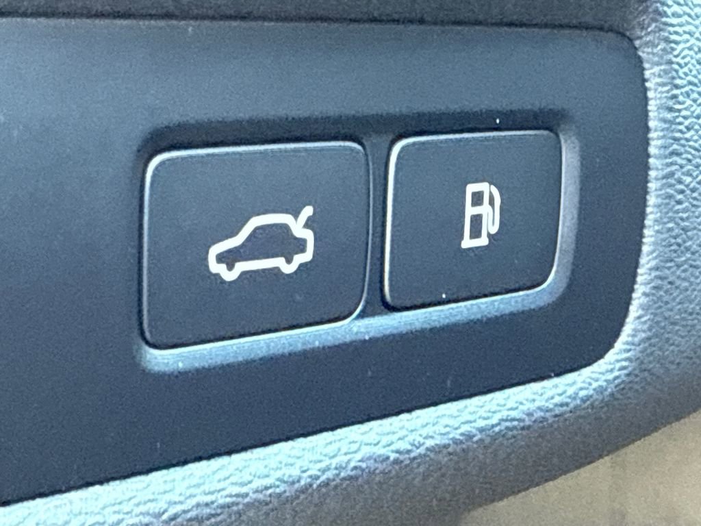 Used 2023 Volvo XC60 T8 Ultimate w/ Climate Package image 24