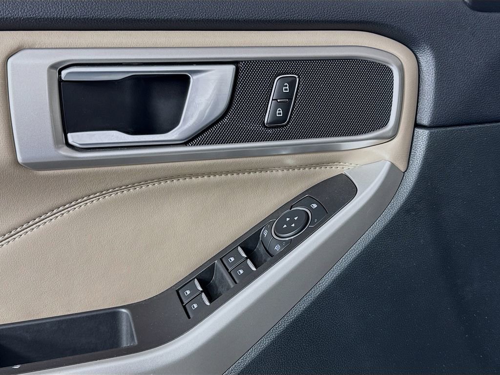 Used 2024 Ford Explorer XLT AWD/4WD image 15