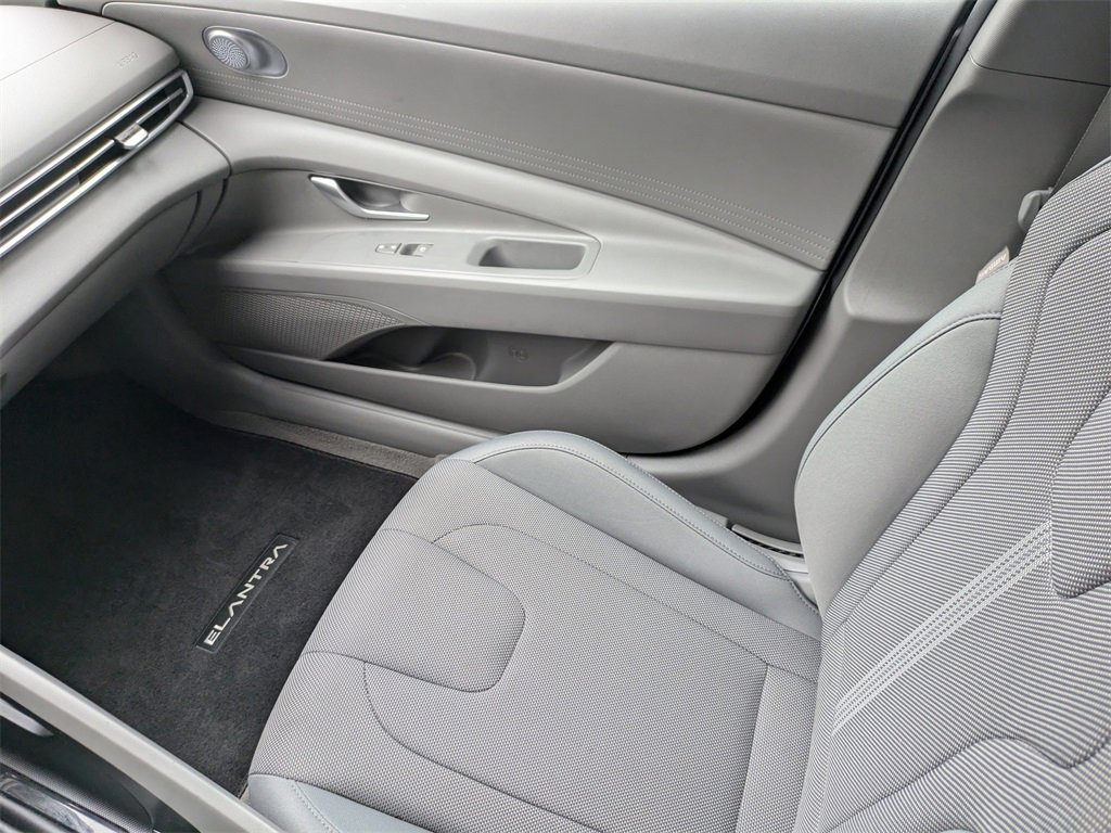 Used 2023 Hyundai Elantra SE w/ Cargo Package image 15